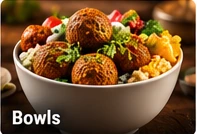 Bowl mit Falafel, Gemüse und Salat