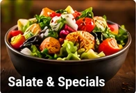 Bunter Salat mit Tomaten und Gemüse in einer Schüssel