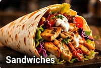 Gefüllter Schawarma-Wrap mit Hähnchen, Salat und Sauce