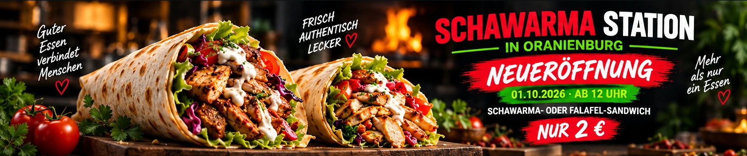 Zwei gefüllte Schawarma-Wraps auf einem Holzbrett in dunkler Restaurant-Atmosphäre